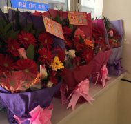 花送雷鋒手，情暖雷鋒心——“萬(wàn)朵鮮花送雷鋒”活動(dòng)溫暖落幕